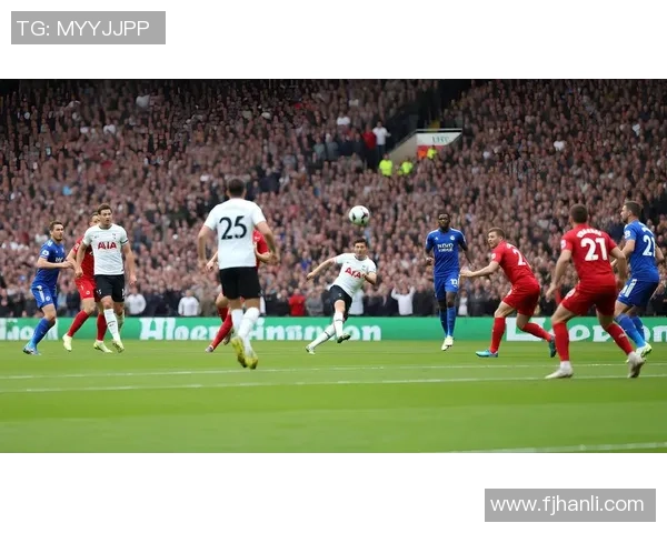 《她是绿茵场上的耀眼明星 超帅年轻女足球员挑战自我突破极限》