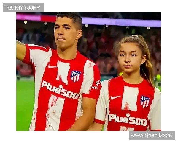 外国足球明星带女儿走进球场共度亲子时光展现温馨家庭情感 外国足球明星带女儿走进球场共度亲子时光展现温馨家庭情感