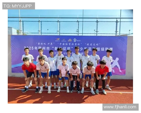 绿茵巨星齐聚一堂共同留影展现足球魅力瞬间