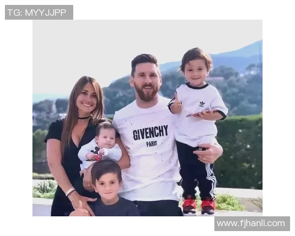 足球球星与萌娃互动温馨瞬间展现亲子情深与运动魅力